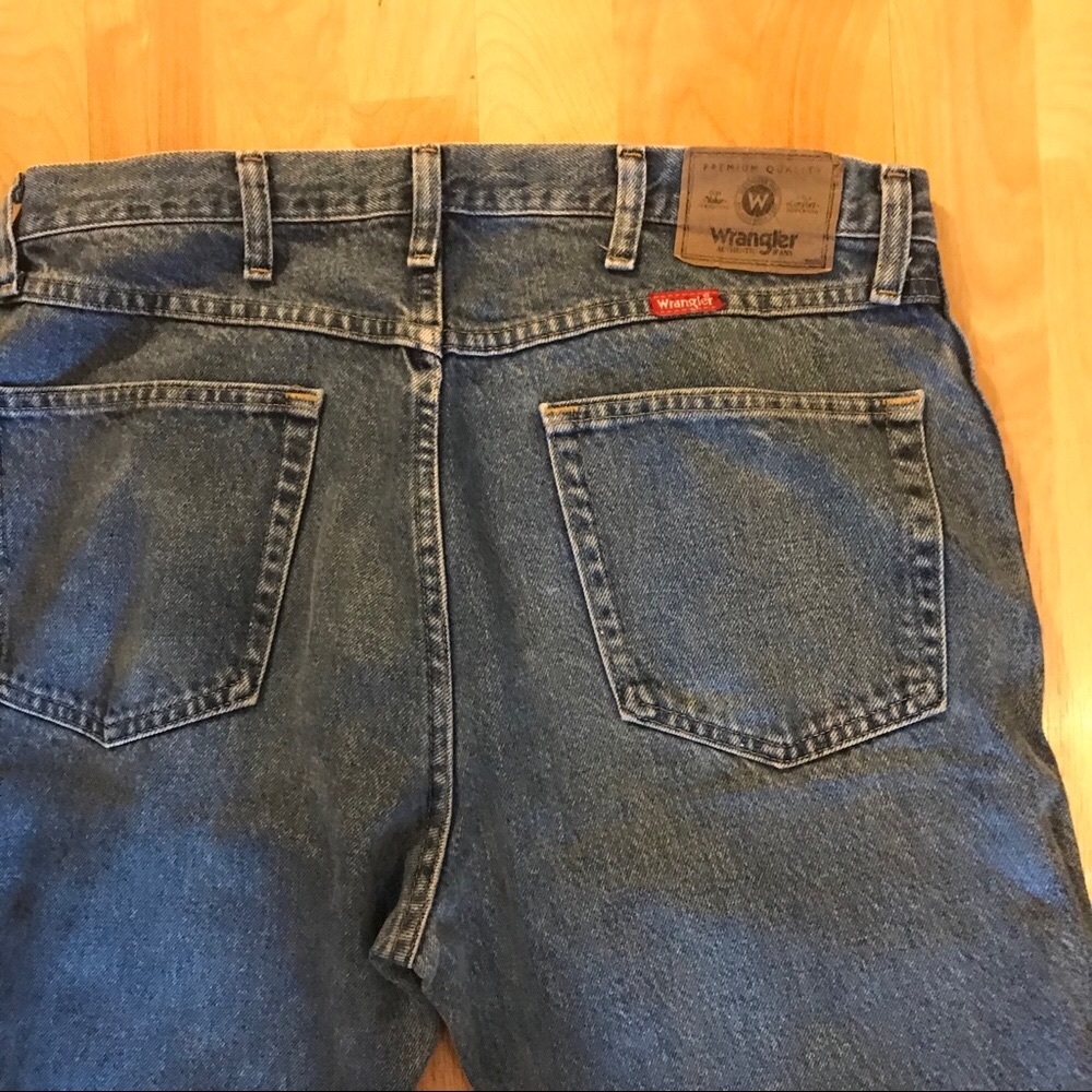 WRANGLER 36 x 30 regular fit medium wash mens jeans
